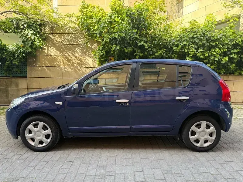 Usado Dacia Sandero Base 75 CV (55 kW) 2009 Azul Berlina