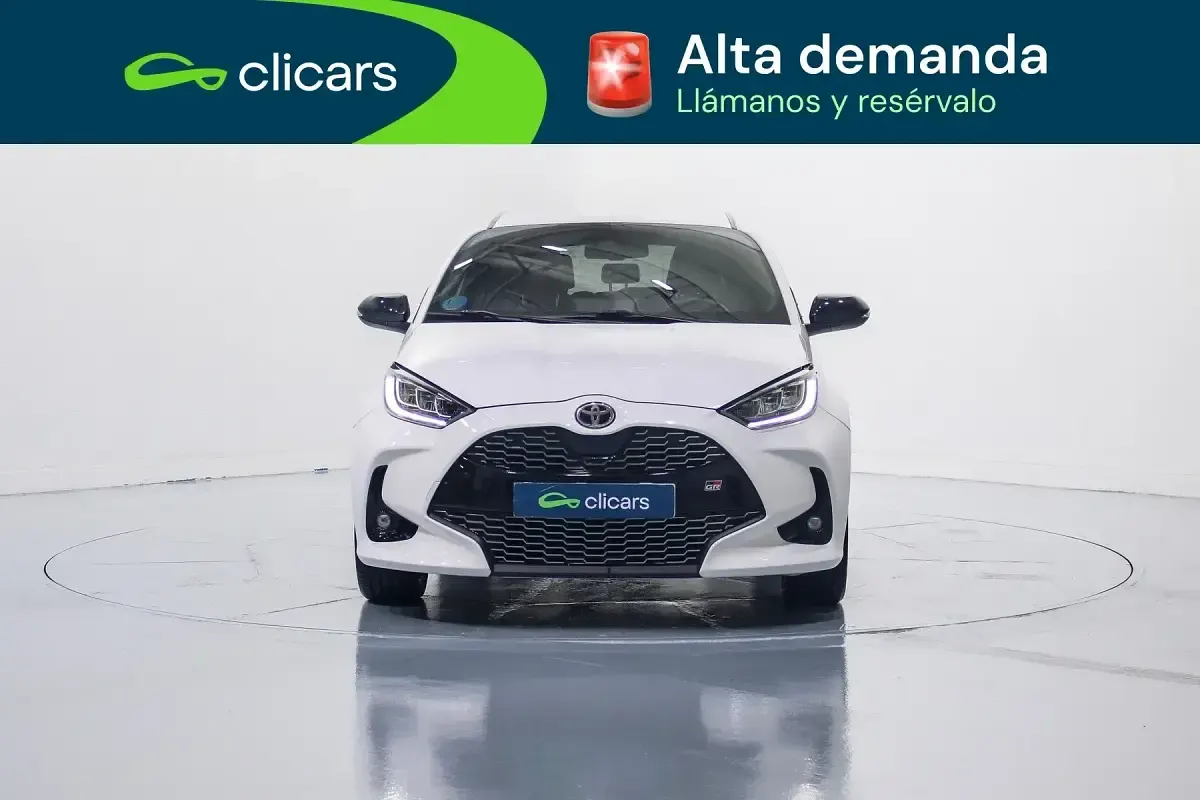 Käytetty Toyota Yaris Hybrid Sport 116 HP (85 kW) 2022 Valkoinen Sedan