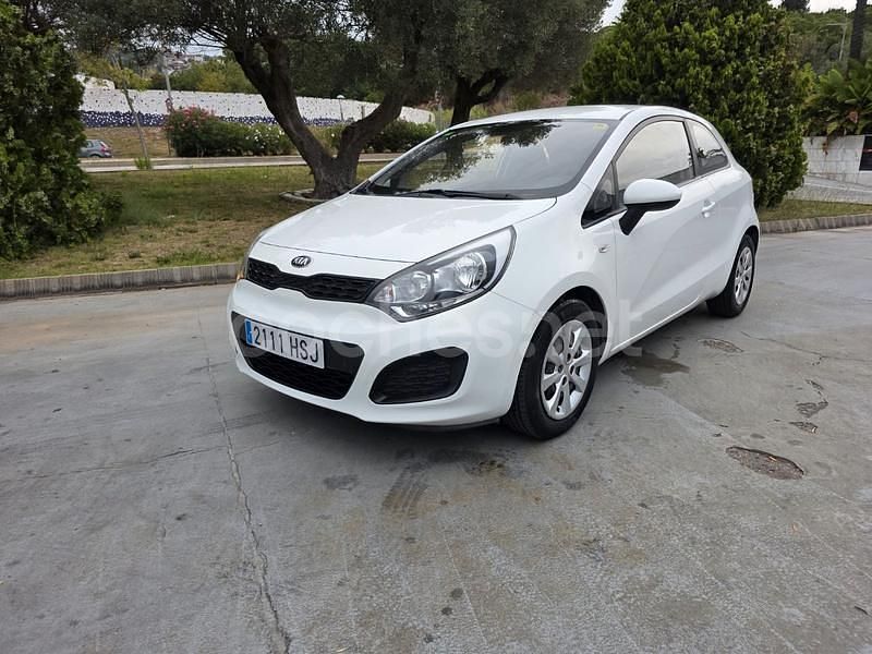 Blanco Usado 2013 Kia Rio Berlina | 6190 € (Precio justo) - Imagen 1/4