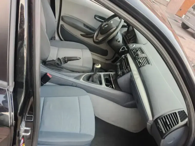 Usado BMW 118 122 CV (89 kW) 2005 Negro Utilitario
