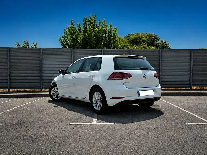 Usado VW Golf VII 115 CV (84 kW) 2019 Blanco Berlina