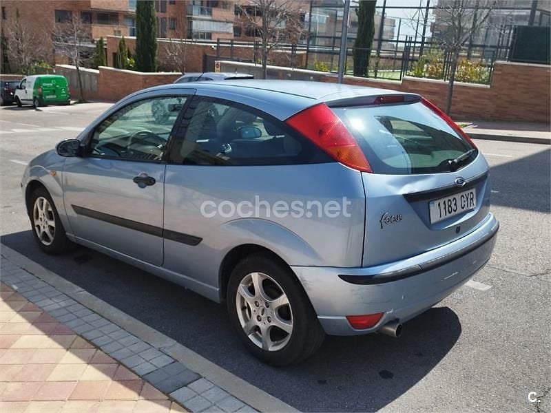 Begagnad Ford Focus Trend 100 HK (73 kW) 2004 Blå Sedan