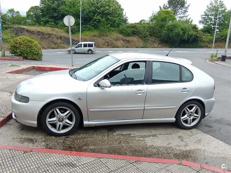 Usado Seat Leon Sport 150 CV (110 kW) 2003 Gris / plata Utilitario