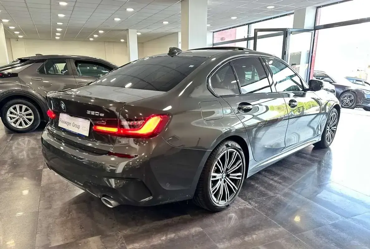 Usado BMW 320e M Sport 204 CV (150 kW) 2021 Gris Berlina