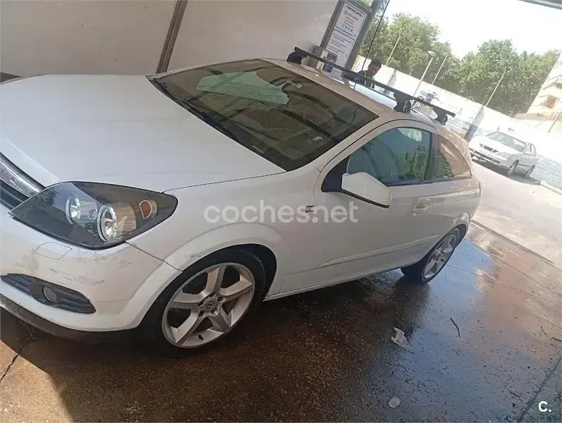 Usado Opel Astra GTC Sport 105 CV (77 kW) 2006 Blanco Berlina