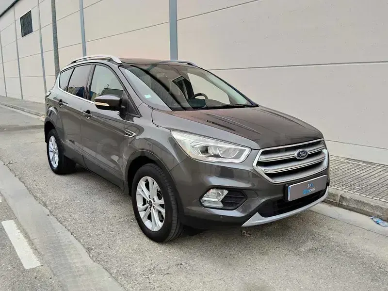Usado Ford Kuga Titanium 150 CV (110 kW) 2018 Gris / plata SUV