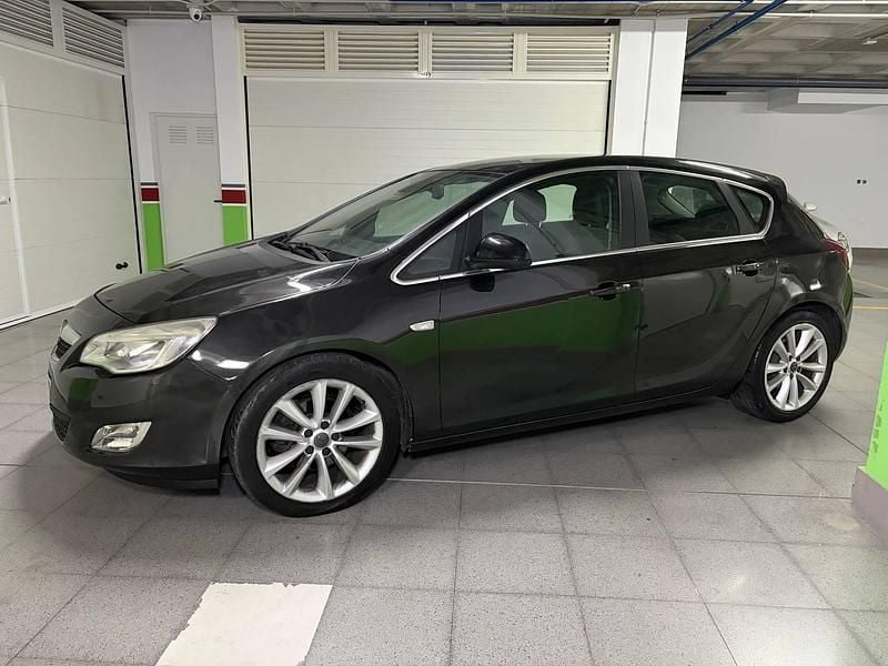 Usado Opel Astra Cosmo 125 CV (91 kW) 2010 Negro