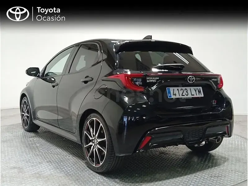 Usado Toyota Yaris Hybrid Sport 116 CV (85 kW) 2022 Negro Berlina