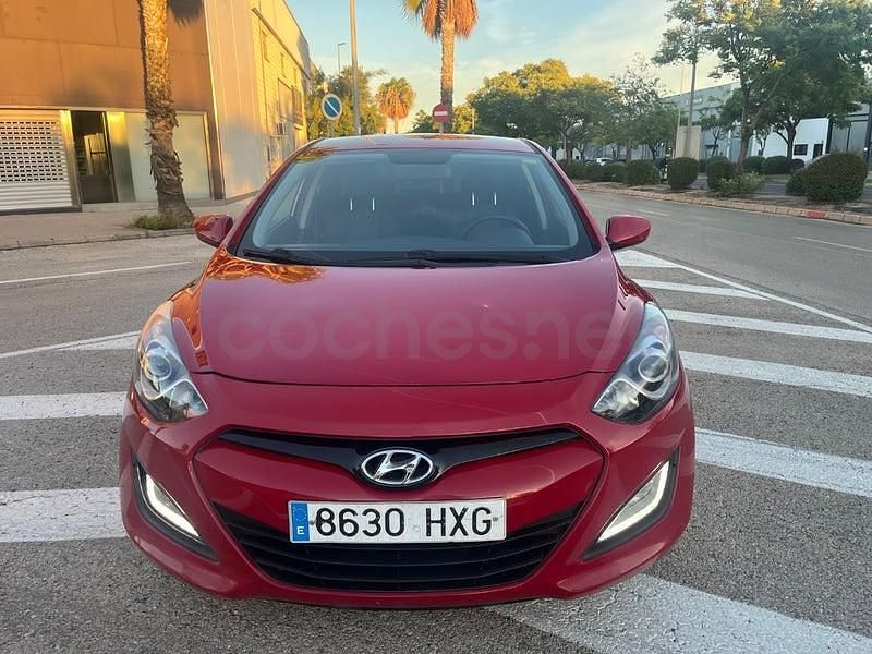 Usado Hyundai i30 90 CV (66 kW) 2014 Granate Berlina