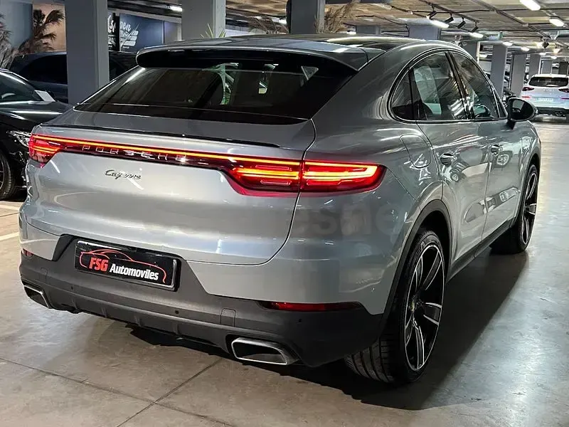 Usado Porsche Cayenne 462 CV (339 kW) 2020 Gris / plata SUV