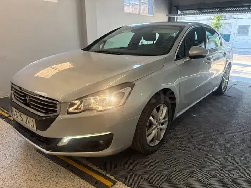 Usado Peugeot 508 Active 120 CV (88 kW) 2017 Gris / plata Berlina