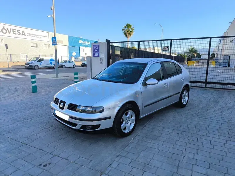 Usado Seat Leon Sport 110 CV (80 kW) 2004 Gris / plata Utilitario