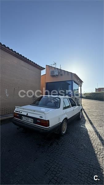 Usado Ford Orion Ghia 102 CV (75 kW) 1988 Blanco Berlina