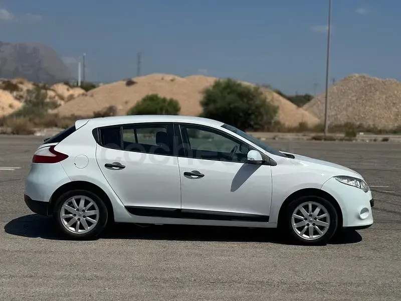 Usado Renault Mégane III Authentique 85 CV (62 kW) 2010 Blanco Berlina