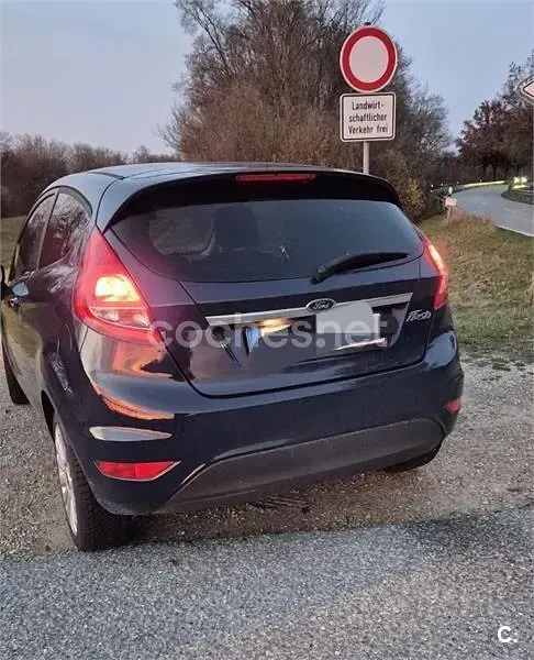 Usado Ford Fiesta Titanium 82 CV (60 kW) 2010 Azul Berlina