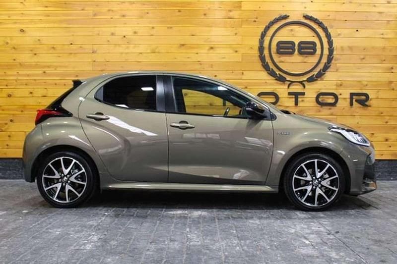 Usado Toyota Yaris Hybrid Plus 116 CV (85 kW) 2021 Gris Utilitario