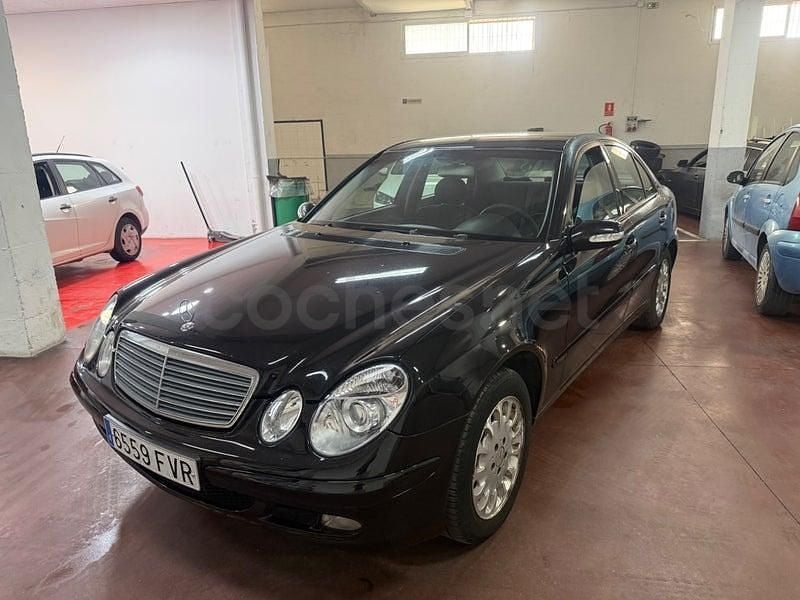 Usado Mercedes E220 Elegance 150 CV (110 kW) 2004 Negro Berlina