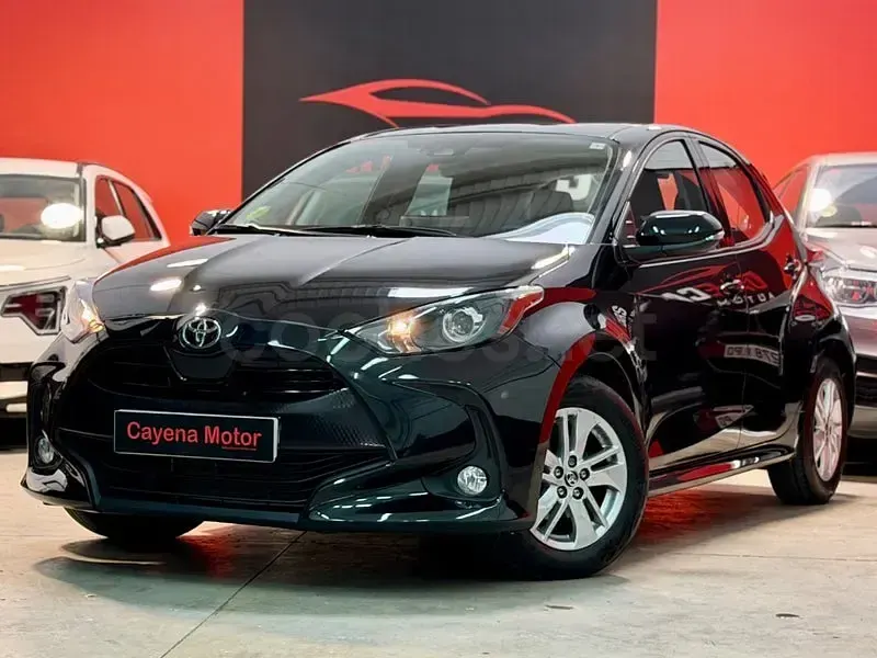 Usado Toyota Yaris 125 CV (91 kW) 2023 Negro Utilitario