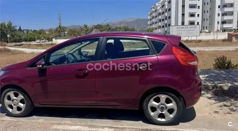 Usado Ford Fiesta Ambiente 68 CV (50 kW) 2008 Granate Utilitario