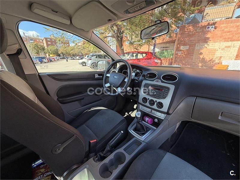 Usado Ford Focus Trend 90 CV (66 kW) 2010 Gris / plata Berlina