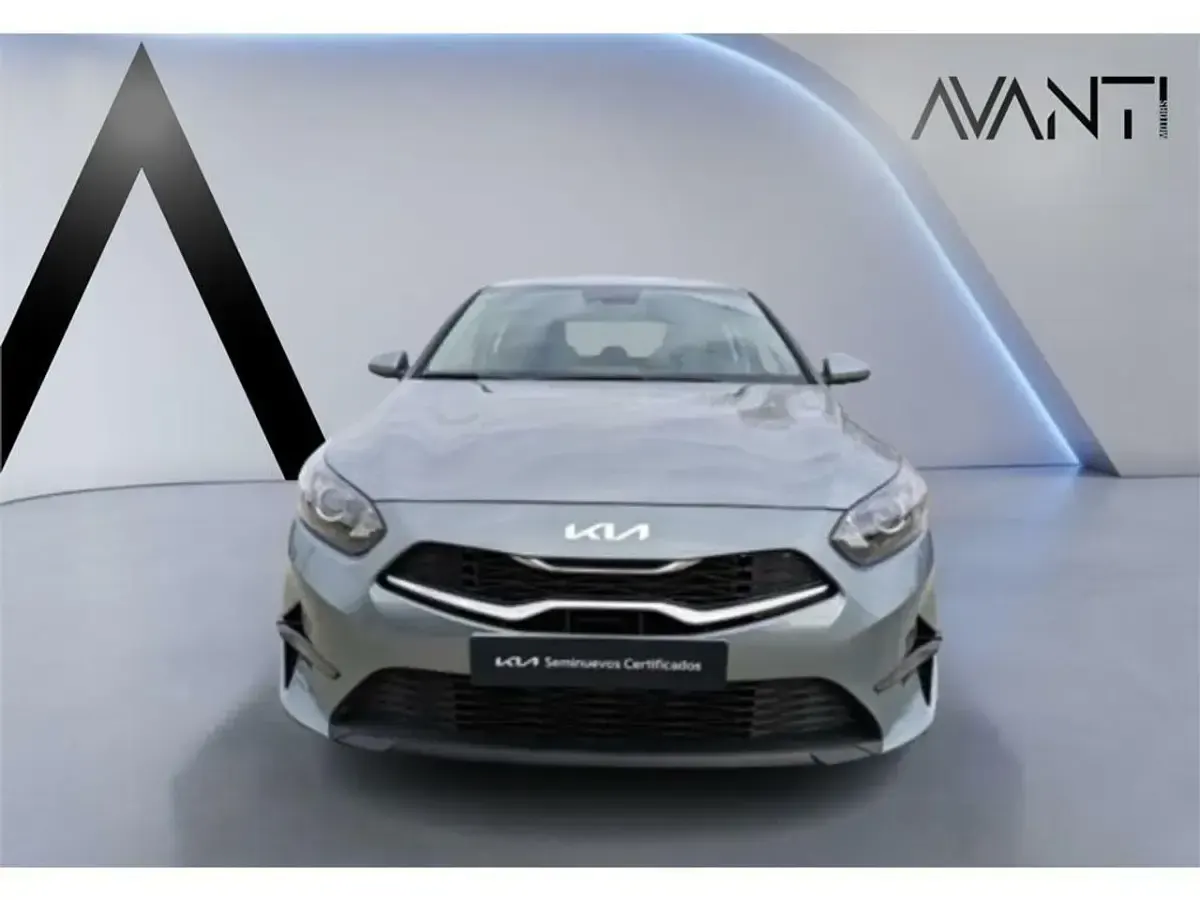 Usado Kia Ceed 120 CV (88 kW) 2023 Plateado Utilitario