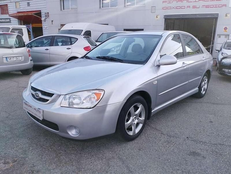 Usado Kia Cerato LX 105 CV (77 kW) 2006 Plateado Utilitario