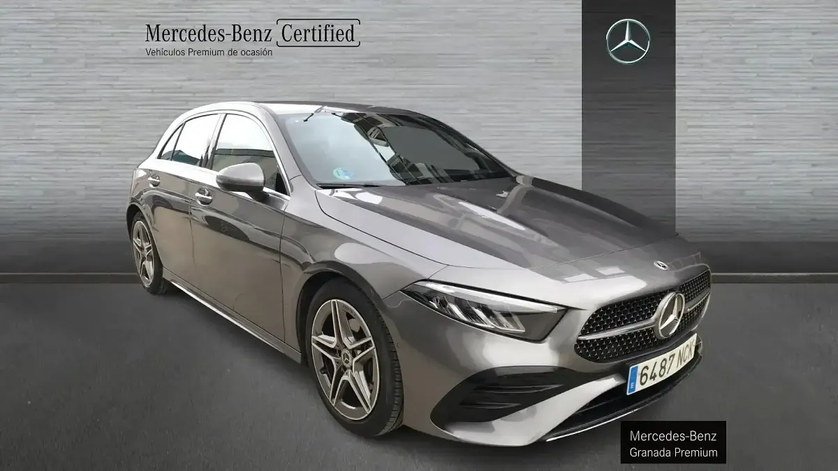Usado Mercedes A180 136 HP (100 kW) 2025 Cinzento Sedan