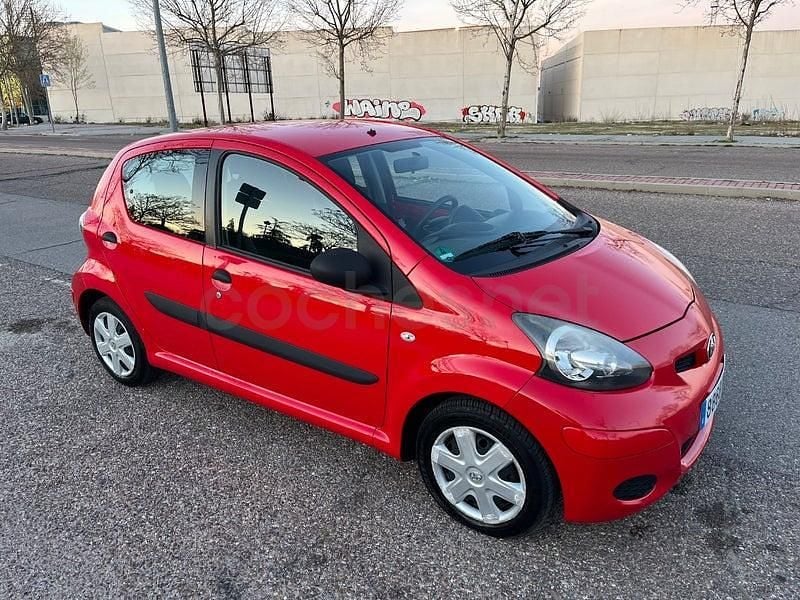 Usado Toyota Aygo Live 68 CV (50 kW) 2010 Rojo Utilitario