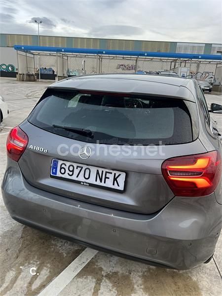 Usado Mercedes A180 Style 109 CV (80 kW) 2016 Gris / plata Berlina