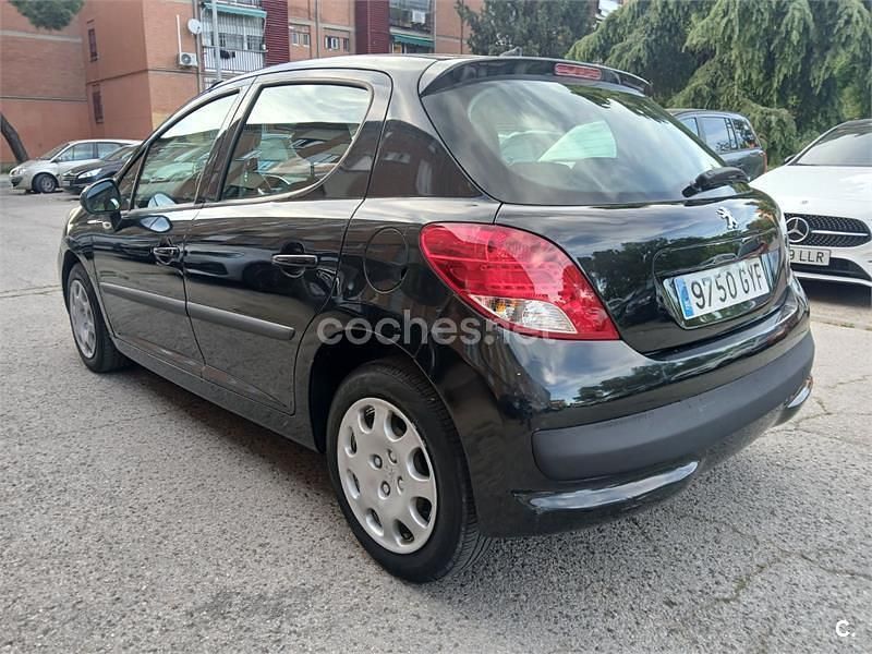 Usado Peugeot 207 70 CV (51 kW) 2010 Negro Berlina