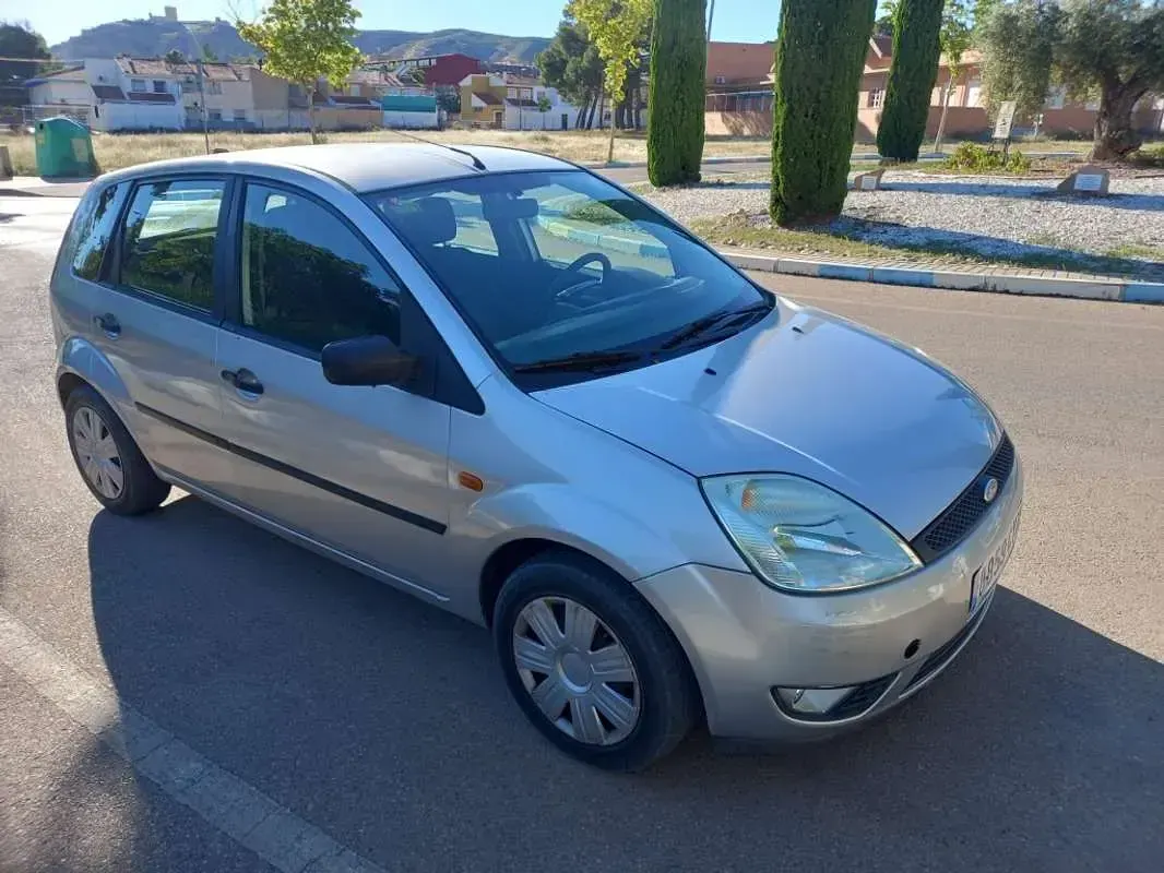 Usado Ford Fiesta Trend 68 CV (50 kW) 2004 Gris Utilitario