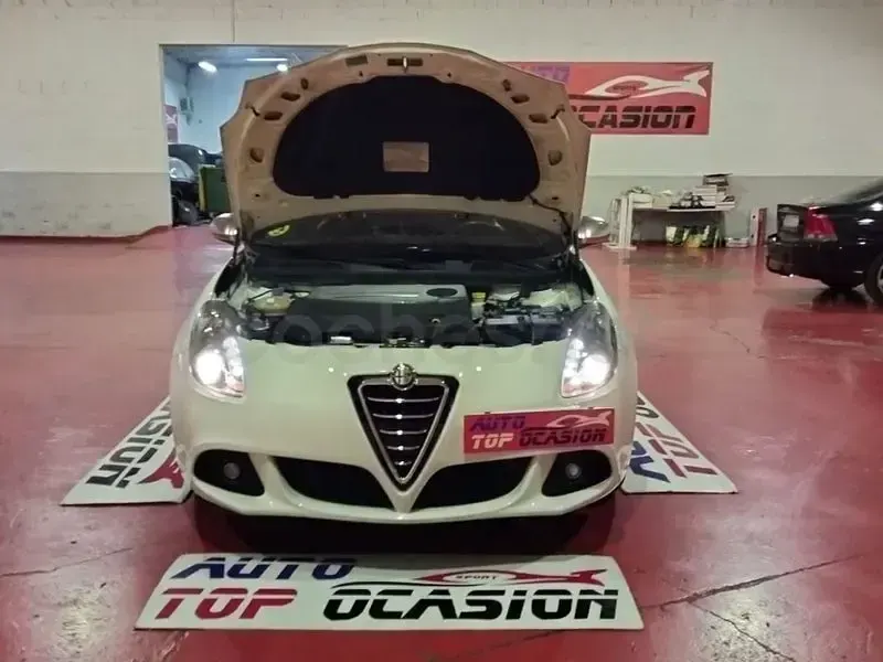 Usado Alfa Romeo Giulietta Distinctive 105 CV (77 kW) 2011 Blanco Utilitario