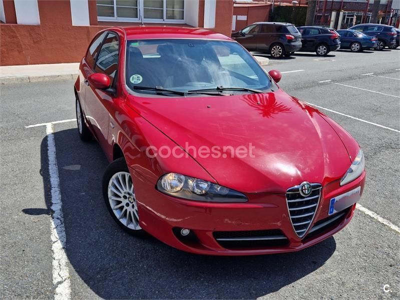 Rojo Usado 2008 Alfa Romeo 147 Distinctive Utilitario | 5600 € (Un poco caro) - Imagen 1/4