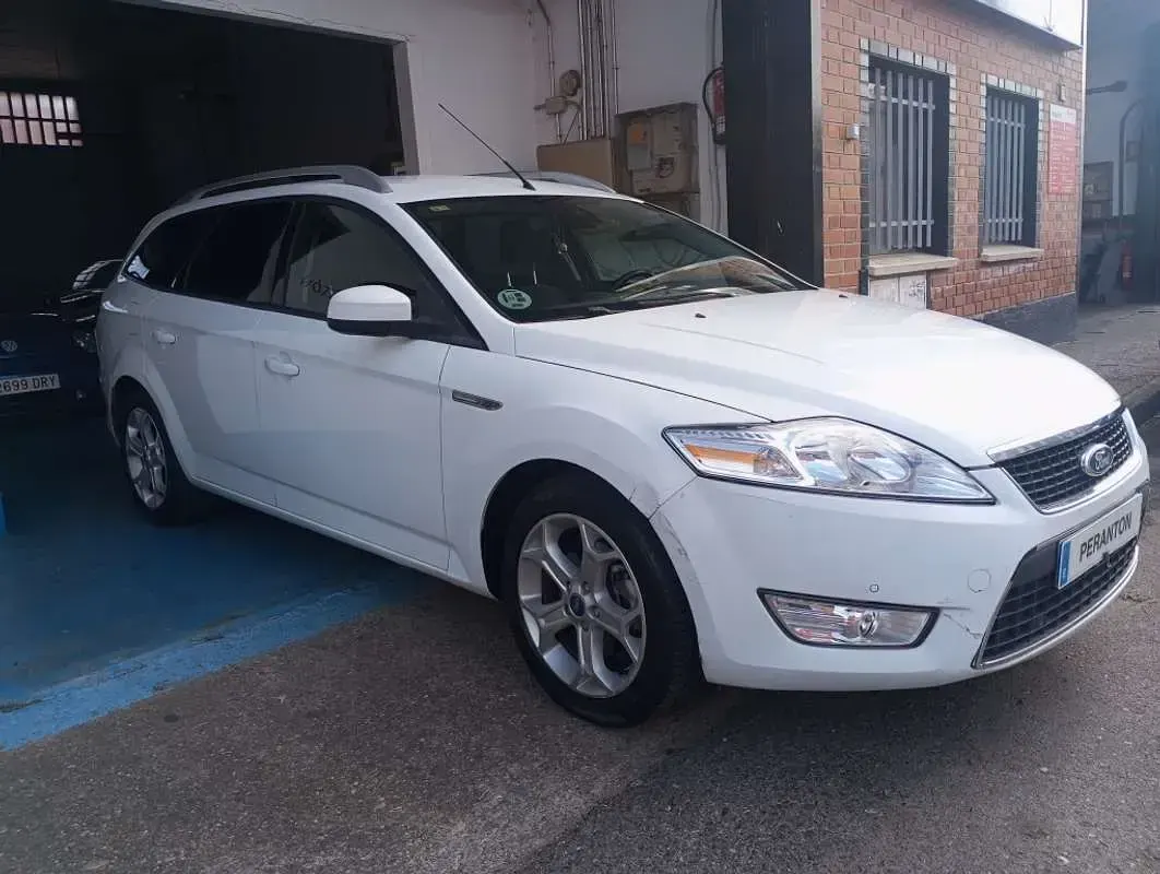 Usado Ford Mondeo Trend 140 CV (102 kW) 2009 Blanco Familiar