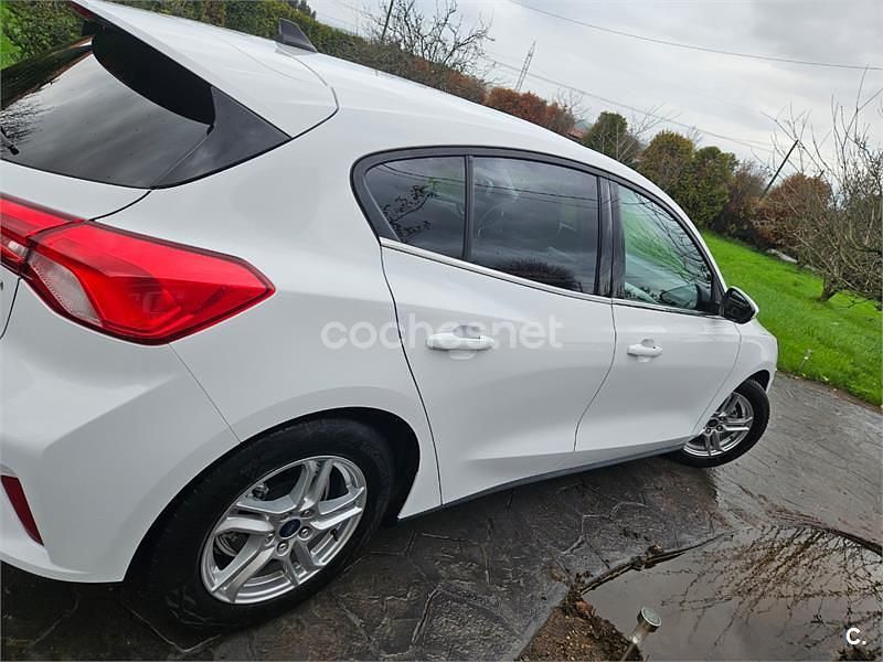 Usado Ford Focus Trend 125 CV (91 kW) 2021 Blanco Berlina