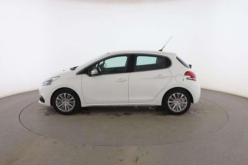 Usado Peugeot 208 Allure 82 CV (60 kW) 2018 Blanco Utilitario