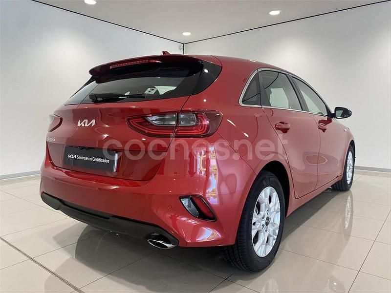 Usado Kia Ceed 100 CV (73 kW) 2024 Rojo Utilitario