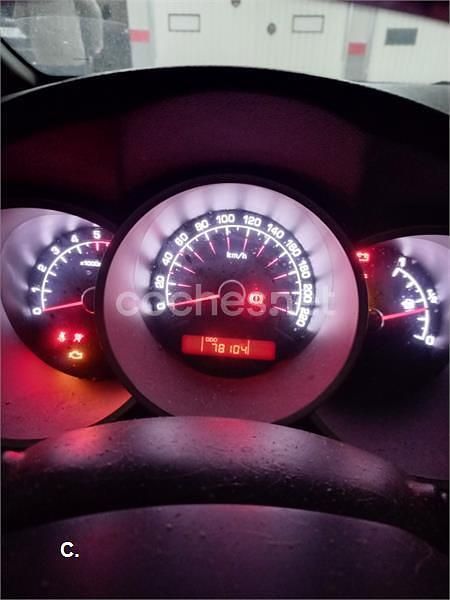 Usado Kia Venga 115 CV (84 kW) 2014 Granate Utilitario