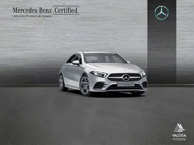 Usado Mercedes A180 AMG line 136 CV (100 kW) 2022 Plata iridio Berlina
