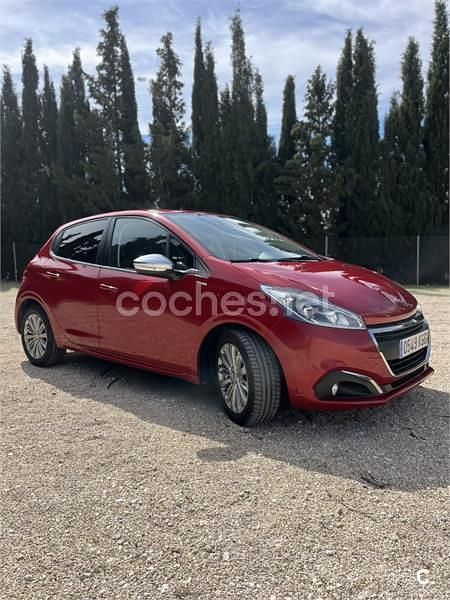 Usado Peugeot 208 Style 100 CV (73 kW) 2017 Rojo Utilitario
