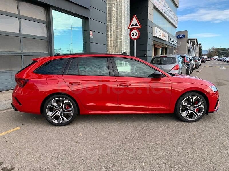 Usado Skoda Octavia RS 245 CV (180 kW) 2022 Rojo Familiar