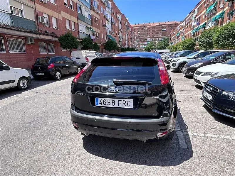 Usado Ford Focus Ghia 115 CV (84 kW) 2007 Negro Berlina