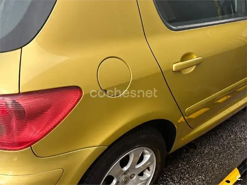 Usado Peugeot 307 90 CV (66 kW) 2001 Amarillo Utilitario