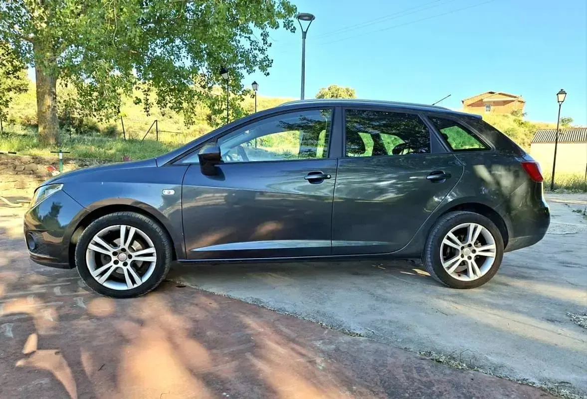 Usado Seat Ibiza Copa 90 CV (66 kW) 2011 Negro Utilitario