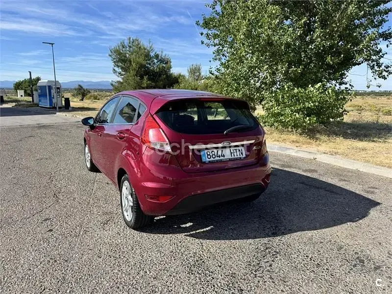 Usado Ford Fiesta Trend 95 CV (69 kW) 2013 Granate Berlina