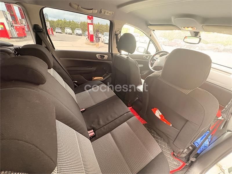 Usado Peugeot 307 90 CV (66 kW) 2004 Blanco Familiar
