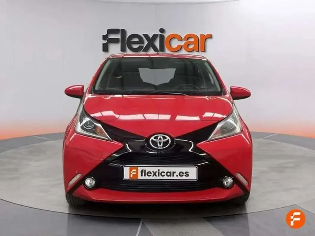Usado Toyota Aygo X-play 72 CV (52 kW) 2017 Rojo Utilitario