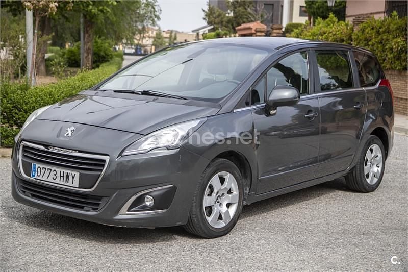 Usado Peugeot 5008 Style 115 CV (84 kW) 2014 Gris / plata Monovolumen