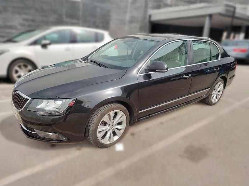 Usado Skoda Superb Ambition 140 CV (102 kW) 2014 Negro Berlina