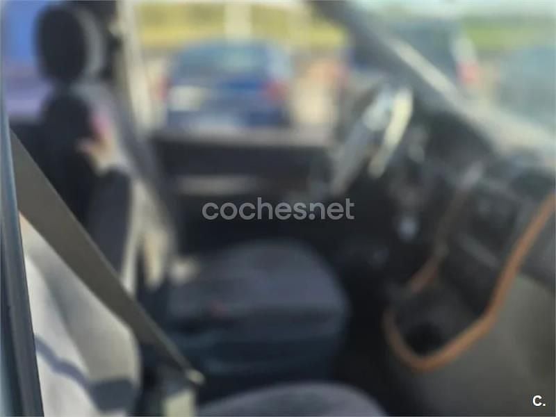 Usado Kia Carnival LX 144 CV (105 kW) 2003 Gris / plata Monovolumen